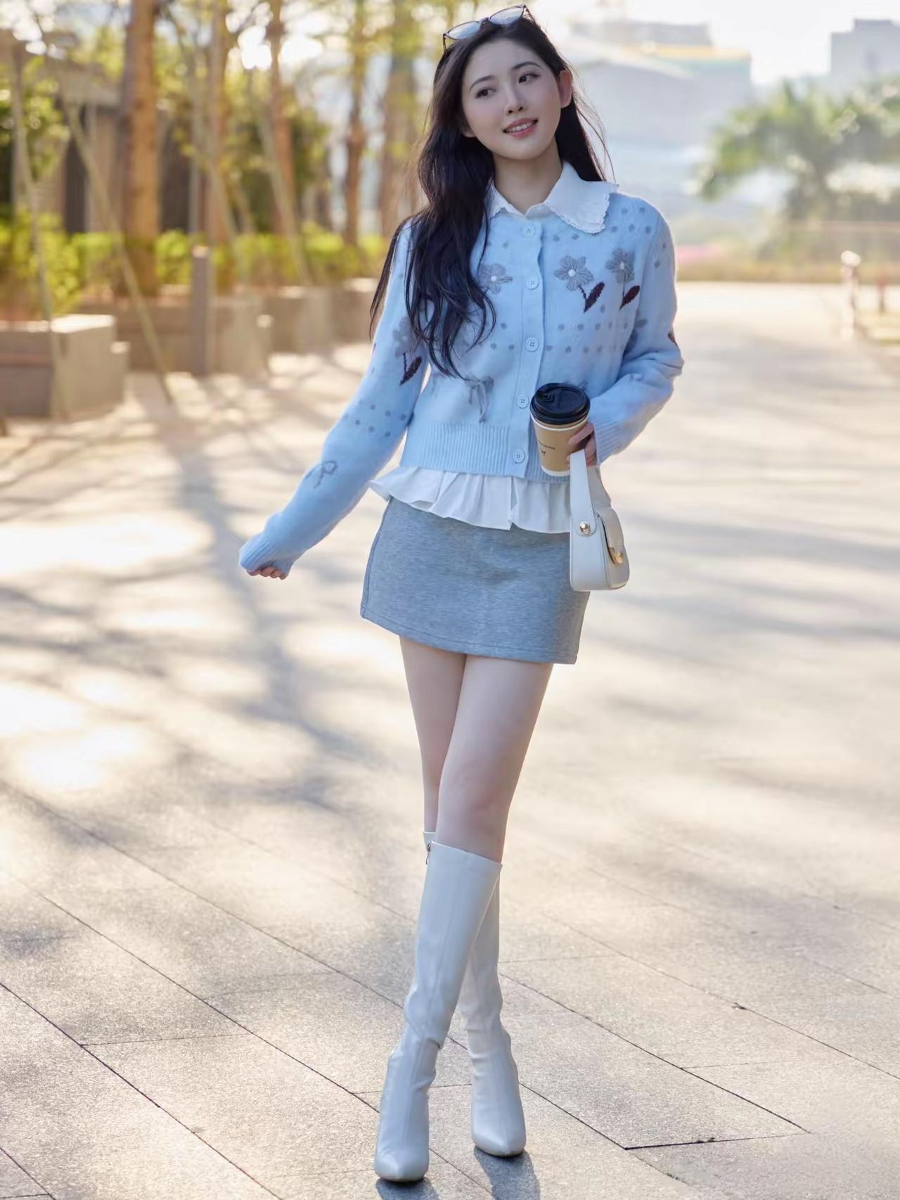 冬天也不用一直穿沉闷的黑棕灰，有时候淡色系也会很清新～，越来越喜欢这样的自己，像