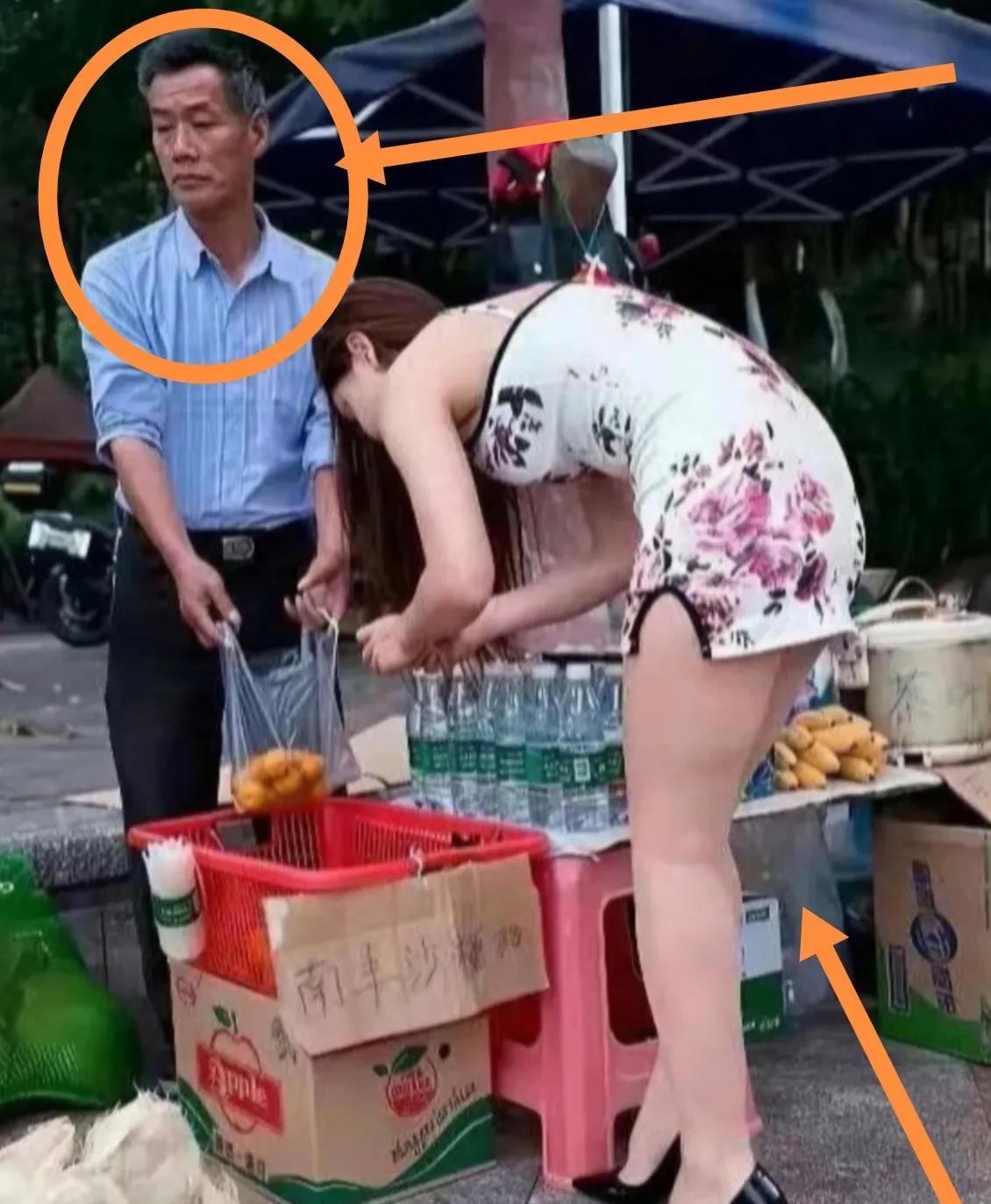 这位卖菜大爷的修养确实不错！穿短裙的姑娘真挺漂亮，年轻就是好，皮肤白生生的，腿也