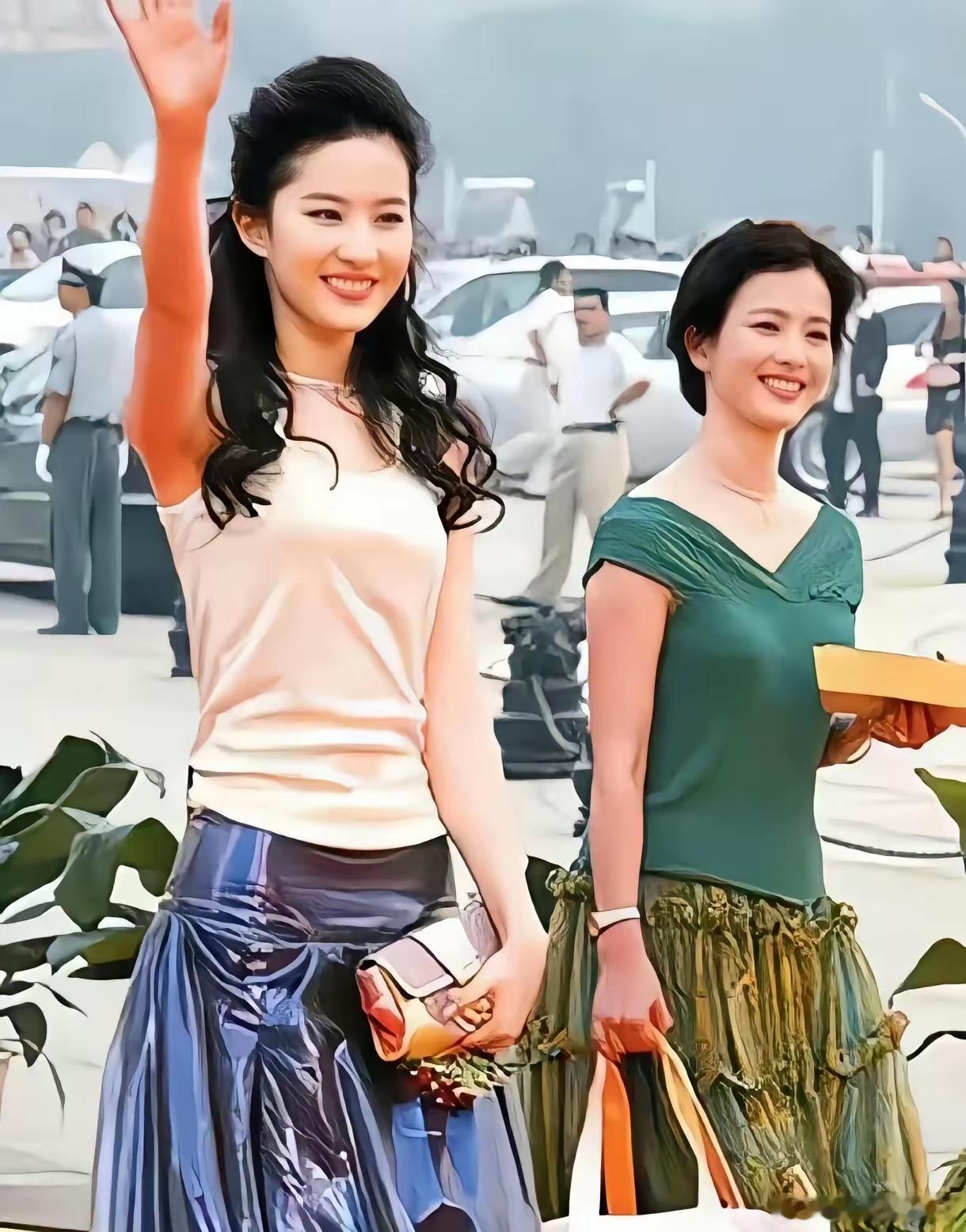 这张照片上，刘亦菲和她妈，那个更美呢！可以说两个都是顶级美女。甚至母女俩看着就像