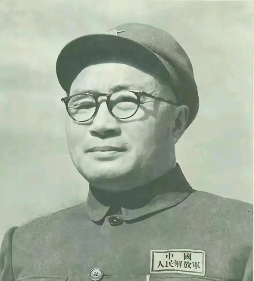 刘伯承元帅排名高于贺龙的真正原因：背后藏着一场改变红军命运的关键任务刘伯承和贺