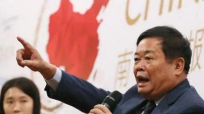 法国高管辱华玩笑引爆谈判危机！曹德旺四句质问震撼全场，10亿订单险些翻车内幕曝光
