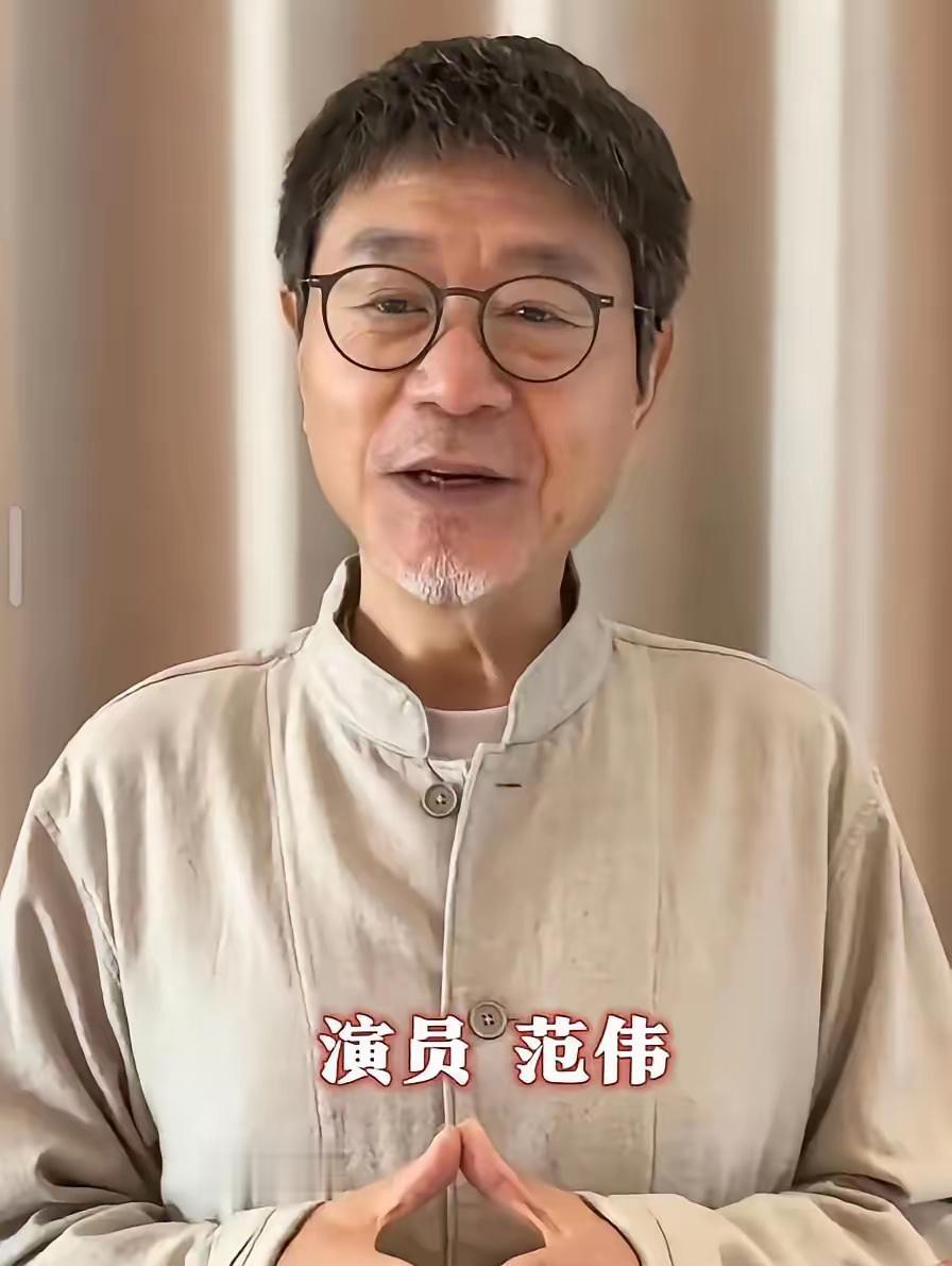 看到范伟的照片，着实吓了一跳。整个人瘦得脱了相，和记忆里的模样判若两人。脖子
