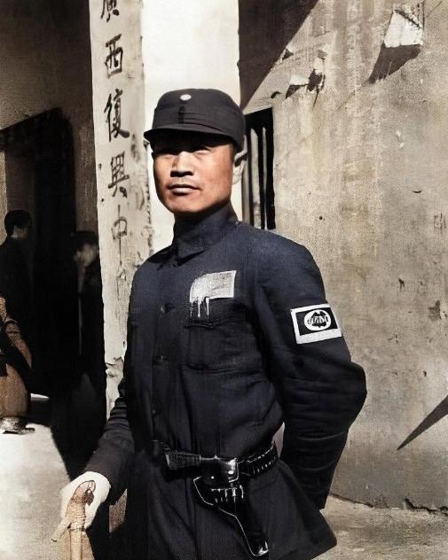 1948年淮海战役，宪兵横枪强行拦下杜聿明座驾，正要撬开后备箱查验，杜聿明拉下车