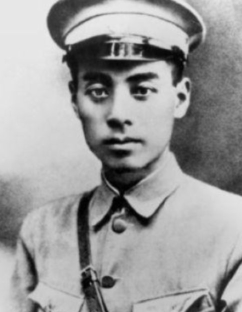 1927年，周恩来被捕，国民党团长却给他换上国军的衣服，准备协助他逃走，谁知，却