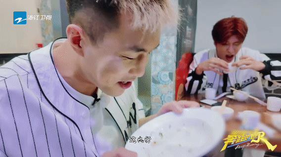 郭艾伦感觉到：娱乐圈不好混！玩游戏太认真把艺人周深，放地上拖行10多秒，歌迷不干