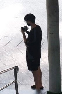 李现这穿搭太地道老广了广州就是，谁来了都得踢拖鞋的城市昨天刷到李现拍的广州照片