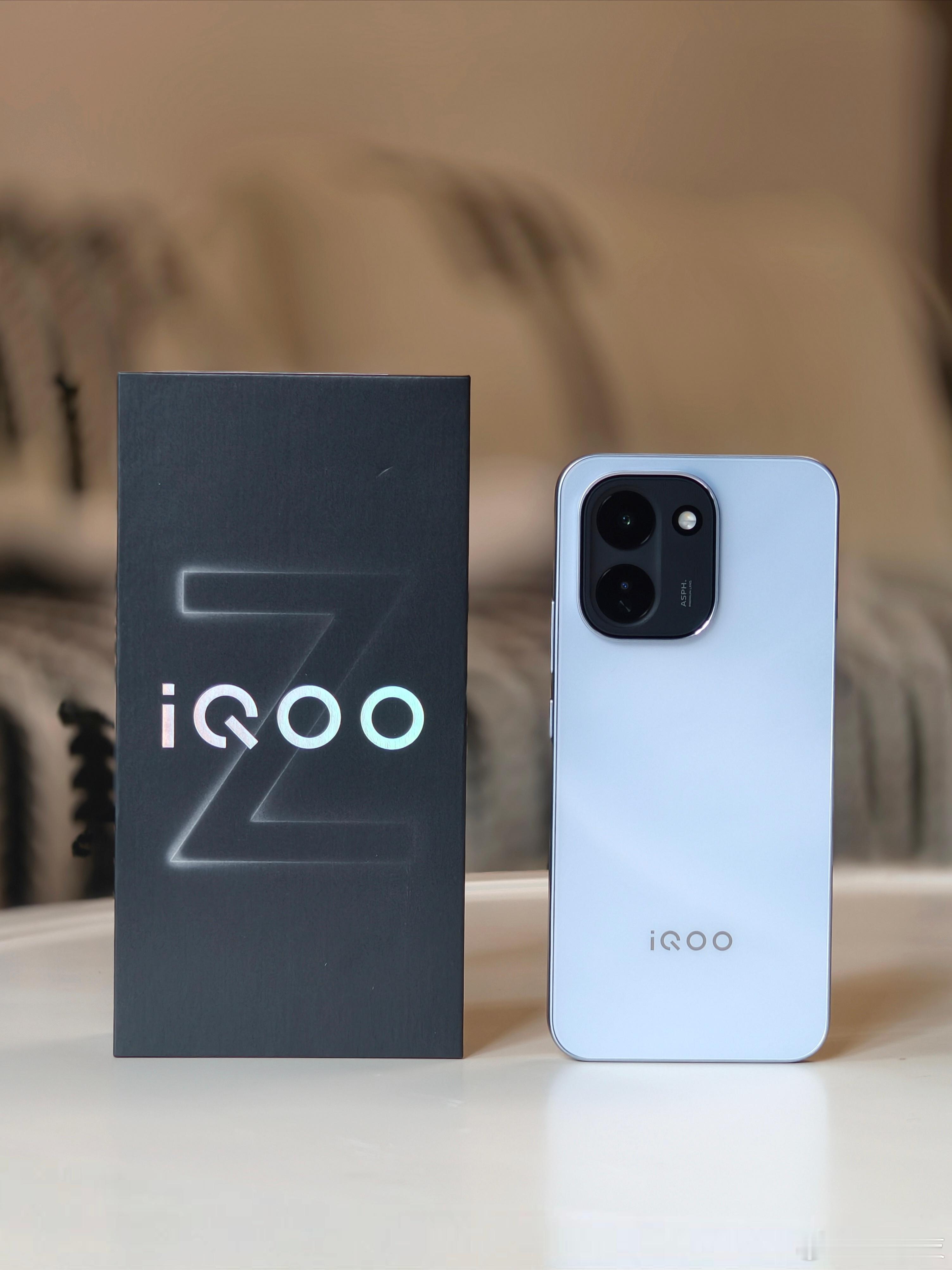 iQOOZ11随手拍组高清图给大家看看，俊不俊？机身尺寸跟iQOO15Ult