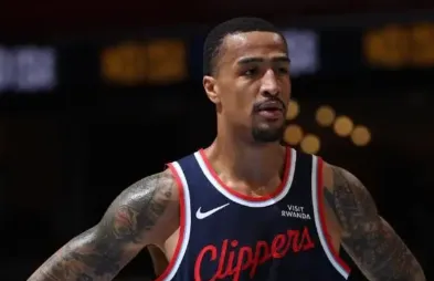 明日，快船对阵尼克斯的比赛即将开始。赛前，快船记者Grant"Money"