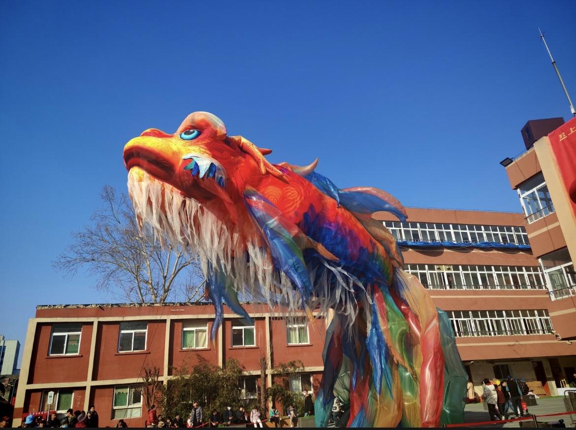 这个破班我不上了！山东济南，一条21米长的气膜鳌鱼，挣脱束缚飞走了，网友调侃：早