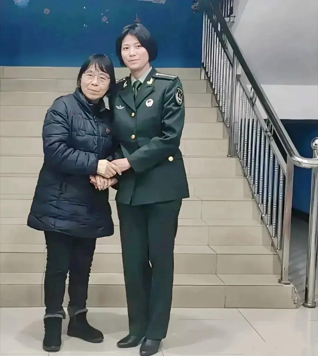 2021年，她成了家乡通达傈僳族乡近20年来第一个女兵。更绝的是，军校毕业时她放