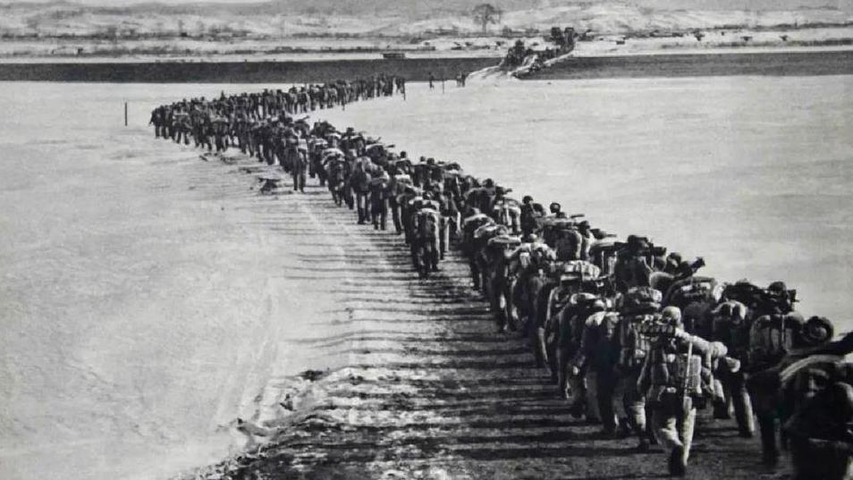 1950年，毛主席提议抗美援朝，但遭到大部分人的反对。就在毛主席孤立无援之际，陈
