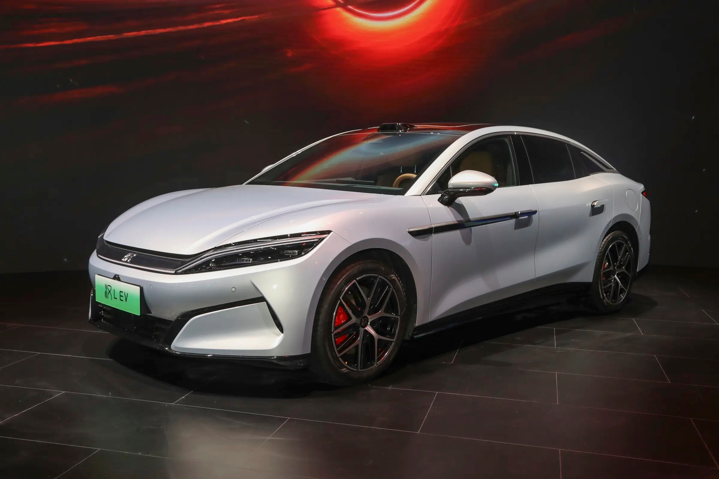 第四期嘉宾——比亚迪汉L如果说“老汉”吸引的是中年老男人，那么汉L这回起码年轻