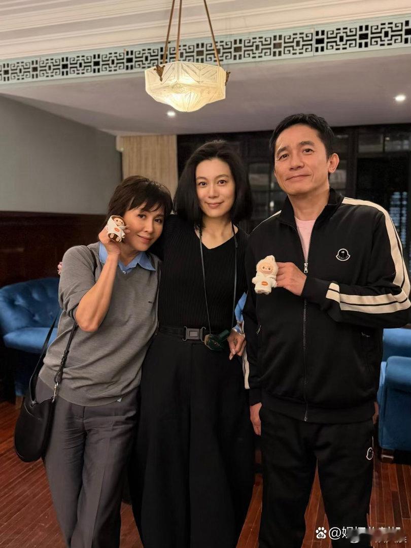 64岁梁朝伟和刘嘉玲现身上海访友，梁朝伟身姿挺拔清爽不油腻，状态在线，看着依旧帅