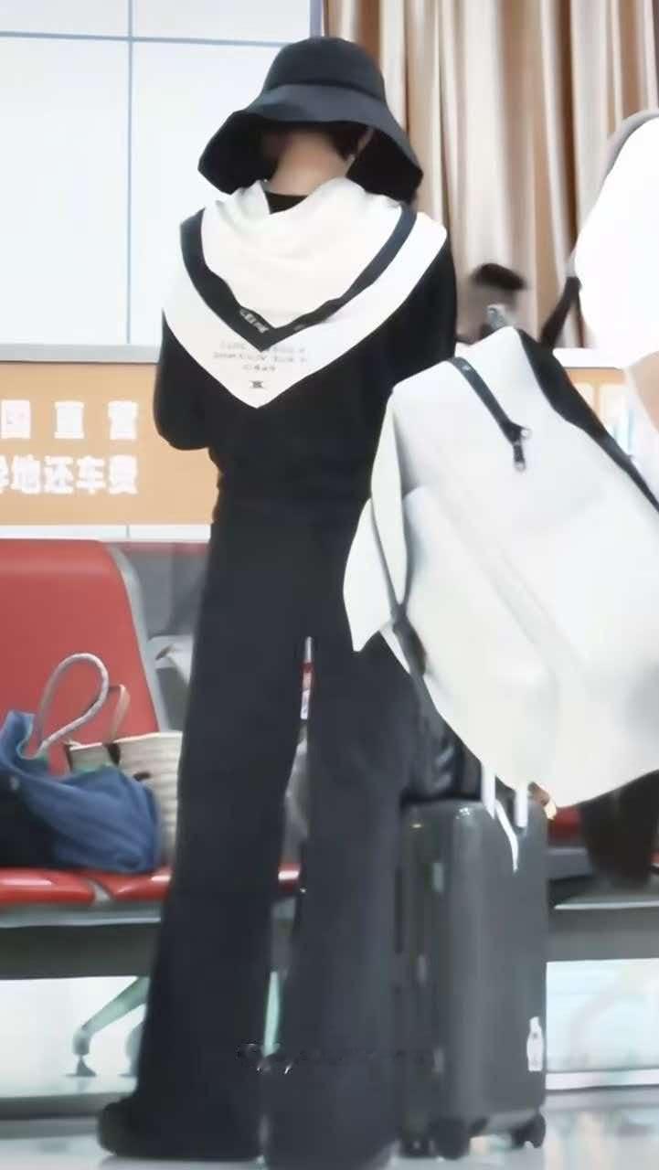 帅是一种感觉刘诗诗昨天的路透让我梦回多年前的机场图感受攻能量