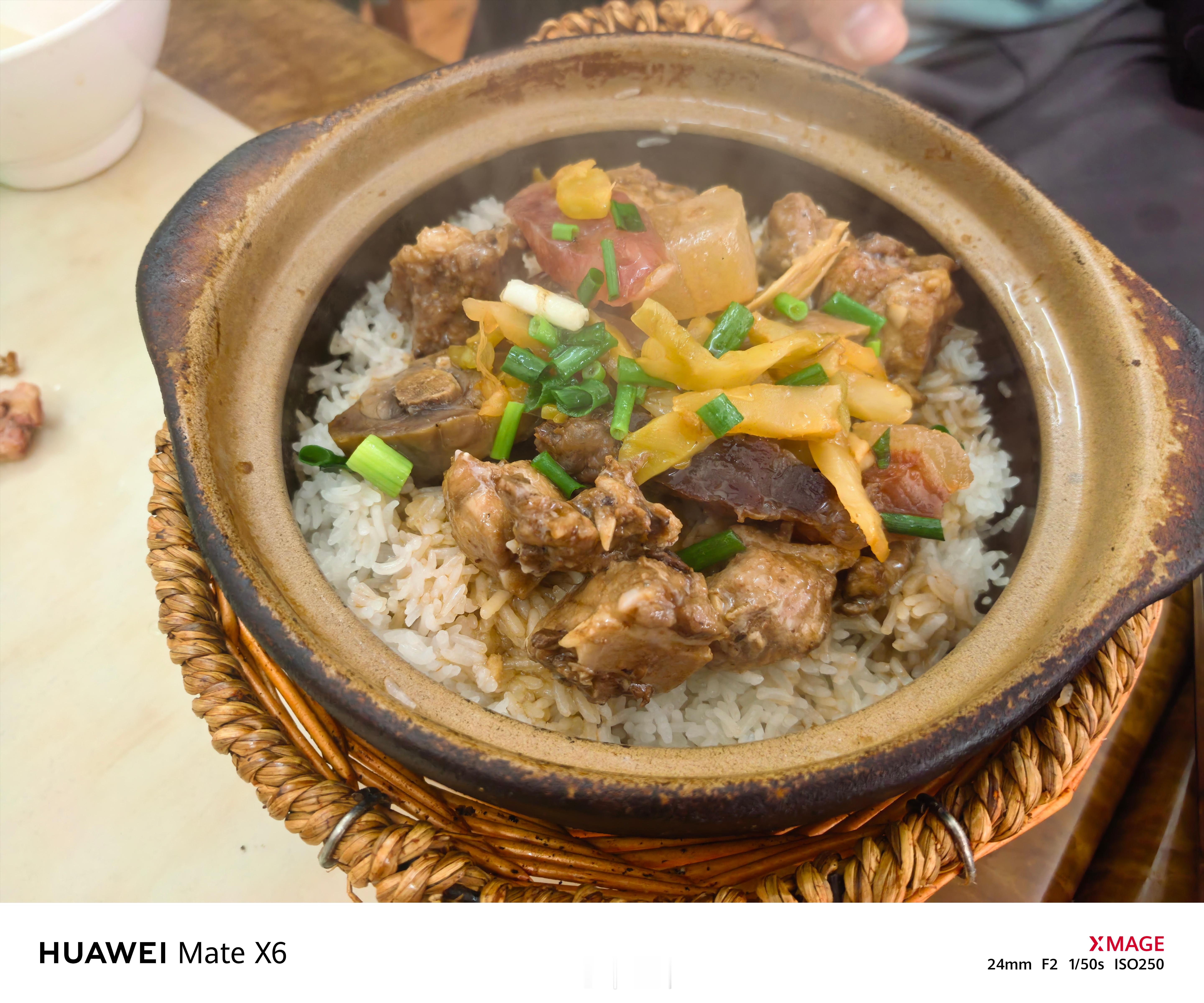 在广州吃煲仔饭，环境越普通越好吃。我给大家推荐的是牛肉窝蛋/腊味双拼。