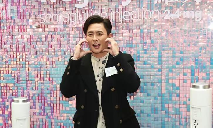 黄宗泽出席活动时，左手佩戴的蓝绿色宝石戒指引起记者注意。被追问时他笑称只是装饰品