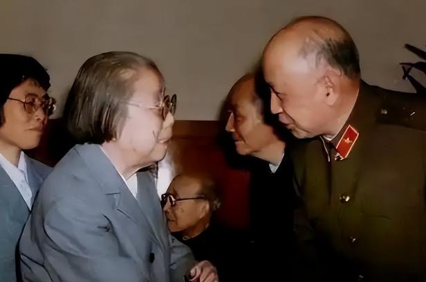 1964年一次宴会上，钱学森站在邓颖超面前恭敬的喊到：邓老师！钱学森为什么会称呼