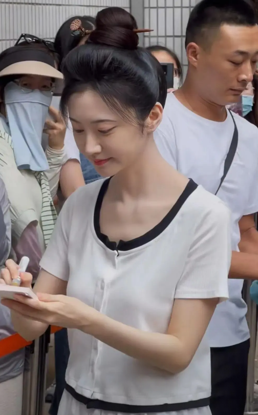 景甜好像也37岁了，不过身材保持得挺不错。但没有以前那么灵动了，眼神也没以前那