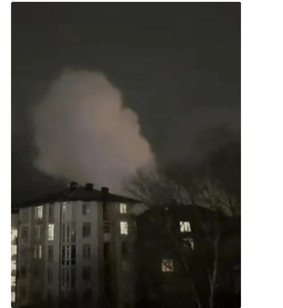 索契又放大烟花2月14日深夜，俄罗斯的旅游城市索契四处浓烟滚滚，火光冲天，这