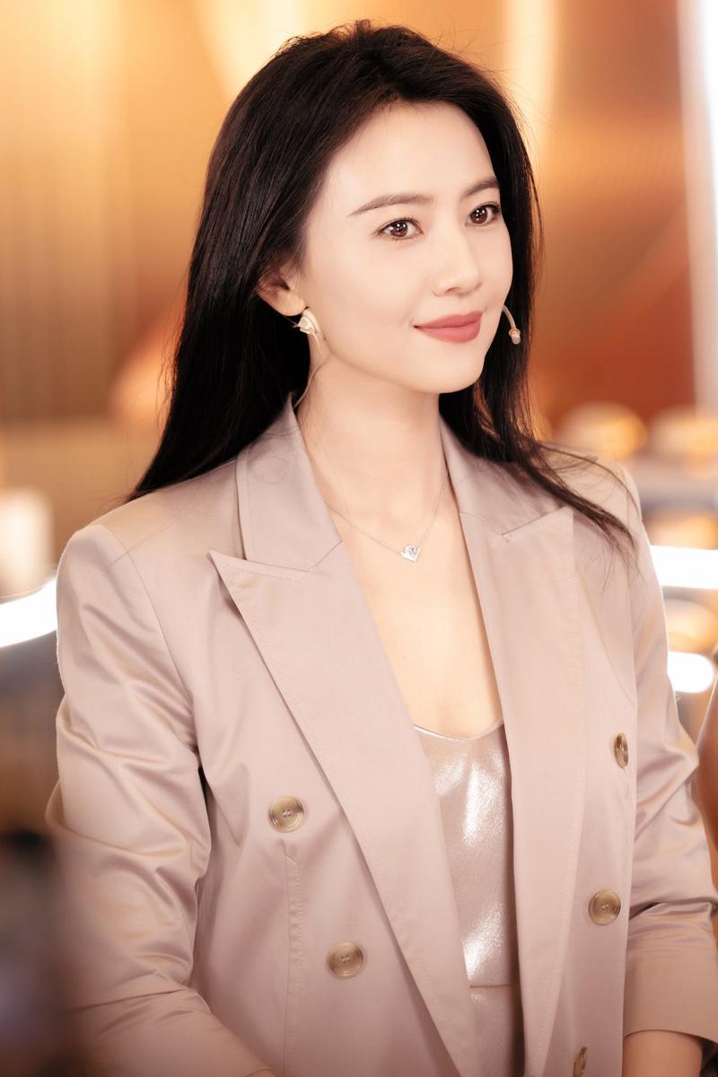 我心最美的美女是高圆圆，她温婉大气，国色天香，倾国倾城，是很多人心中的白月光，多