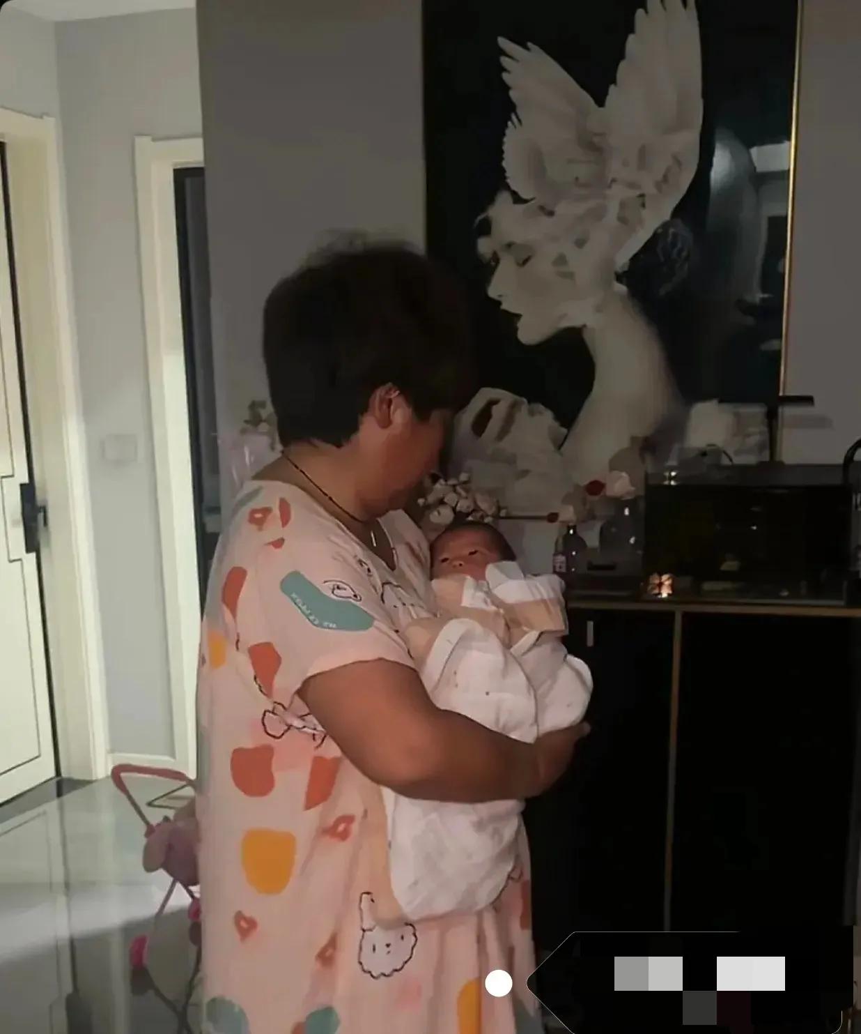 凌晨两点偷拍的画面，孩子是我生的，熬夜的活儿是我婆婆替我熬的。要说这当奶人的苦