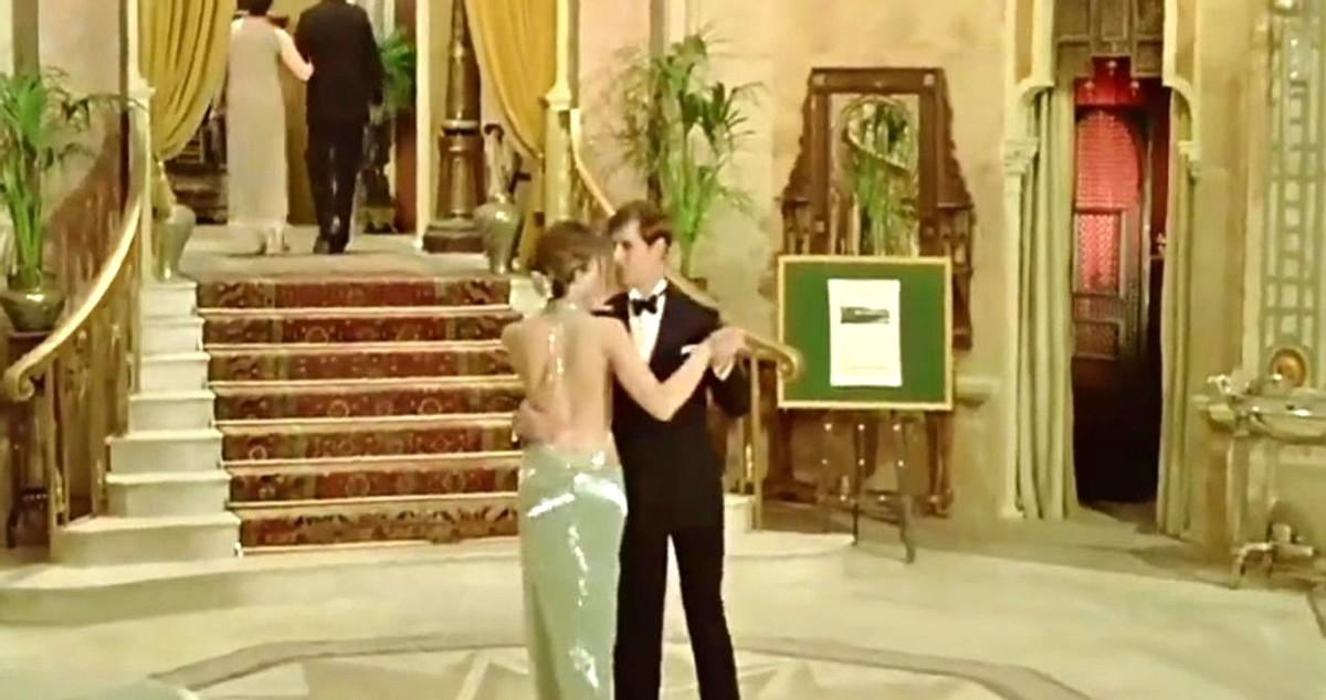 一套衣服，真能让人动了杀心！老版《尼罗河上的惨案》里，那件祖母绿礼服就是导火