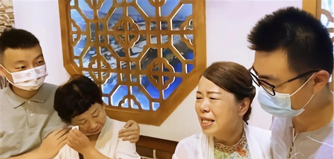 D粉总是称赞他们大娘把蛋糕养得人高马大，健康帅气。而指责老徐把小青年养病，养S