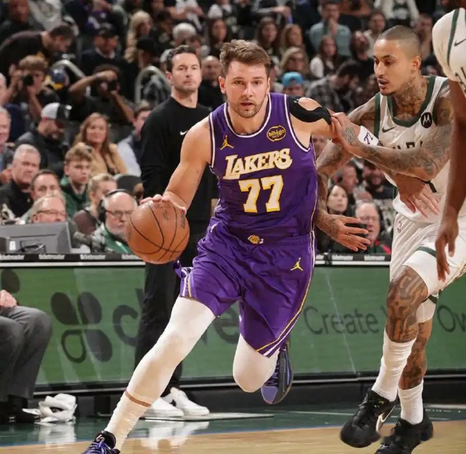 湖人队24分狂胜雄鹿队，来看新三巨头！1，东契奇，26岁，19投9中，三分1