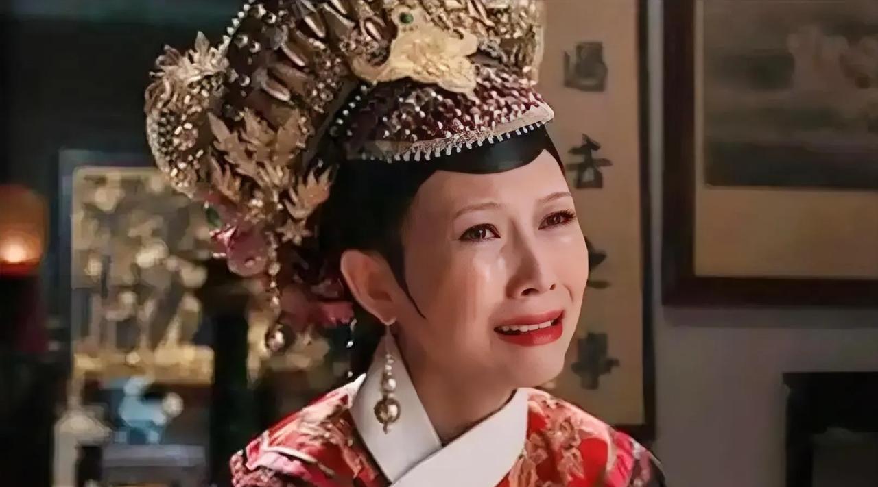 在《甑嬛传》中，为什么皇后在后期搞不过甑嬛了？因为她的核心利益跟大家不一致。其