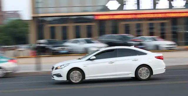 上个月，我朋友老陈的车在高速上直接不动了。拖到修理厂，师傅拆开发动机盖一看，摇着