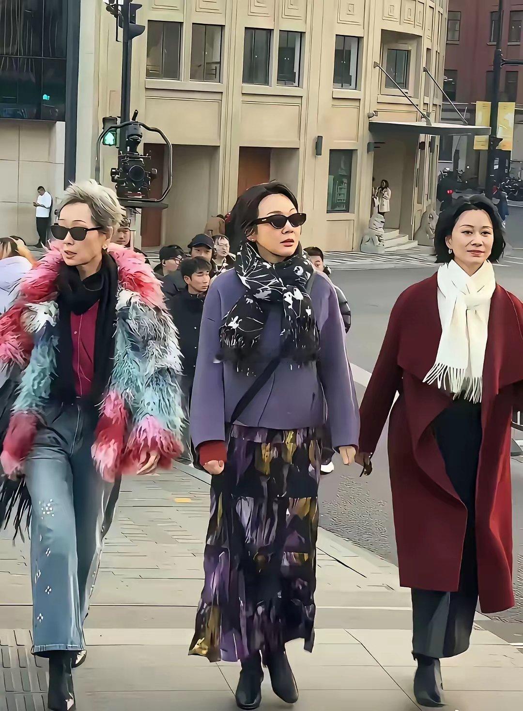 才发现啊，同样是美女，穿得对不对，气场差老远了！叶童都62了，一条短牛仔配毛毛外