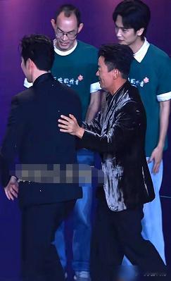李晨和王宝强的兄弟情，到底是不是演的？很多人说，假的。台面上拥抱，台底下跟邓超