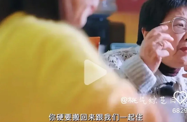 黄圣依试图微笑，却掩不住眼底的悲伤黄圣依只是想多陪陪妈妈，她一直觉得很亏欠她妈