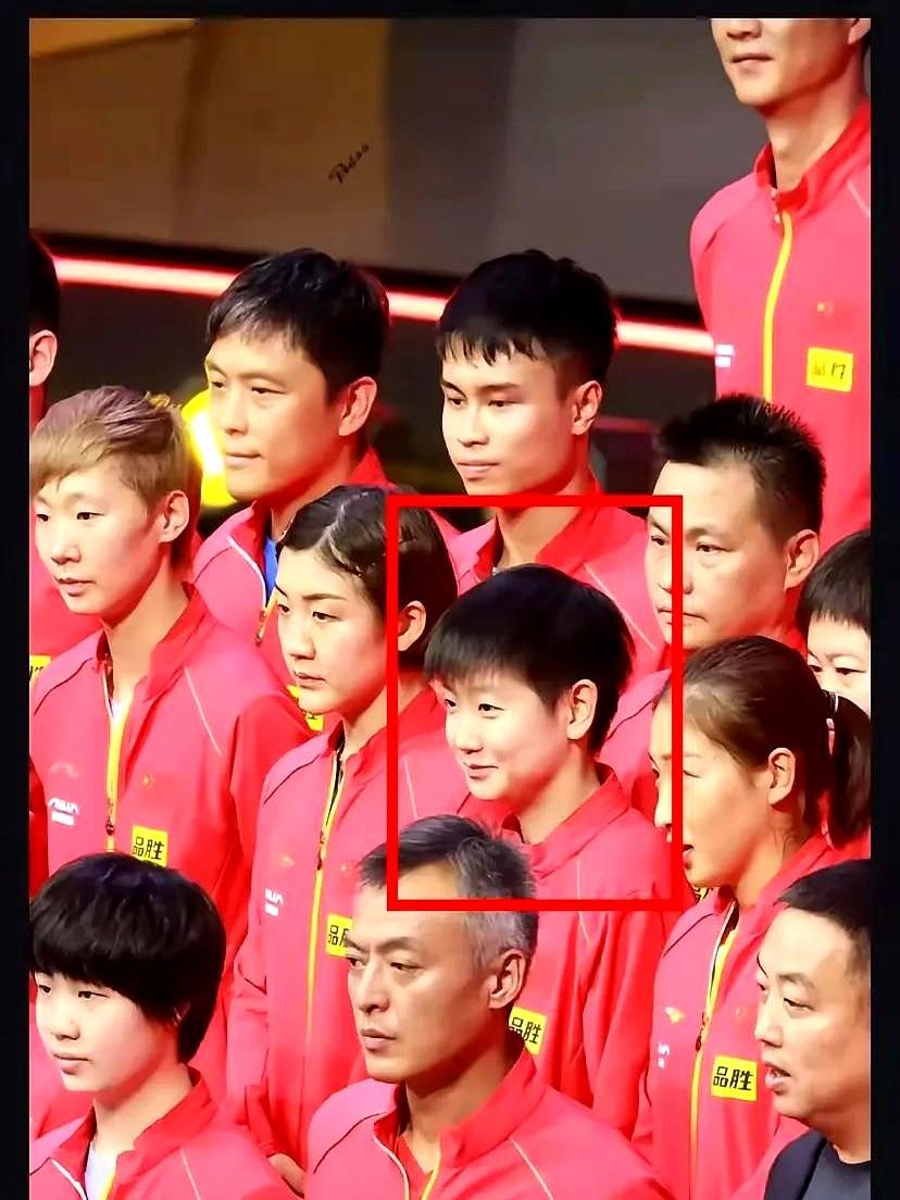 国乒大家庭里唯一露出笑容的是莎莎就像春风吹过只开了一朵鲜花这姑娘
