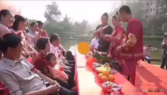 新娘给公公敬茶时喊了5次爸，公公都没抬眼皮接，新娘看向老公，老公竟也没有帮忙的意