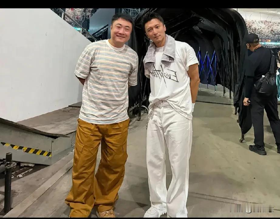都说谢霆锋没多高，看这合影也不低呀[滑稽笑]