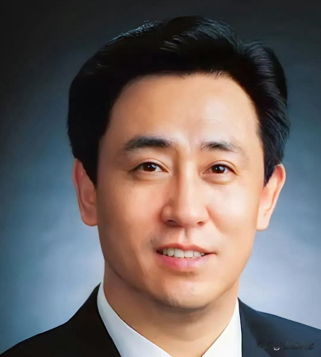 许家印风光时，河南老家为其修庙供奉，深圳赠予新深圳人光环，极尽追捧。一朝跌落，庙