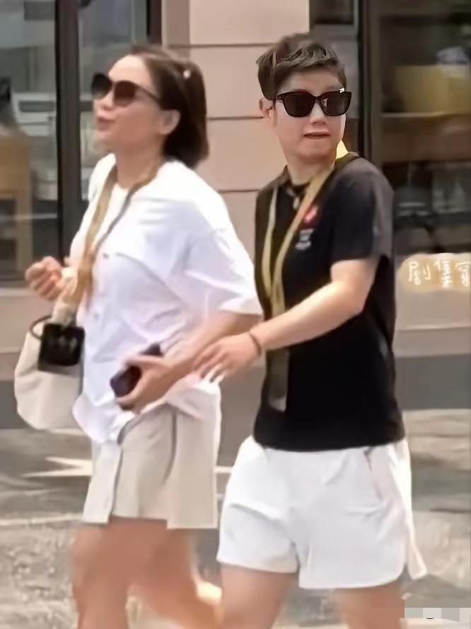 上海亚运封训，不少球迷发现孙颖莎和任姓教练格外有缘，被大家戏称是“任家宝贝”。