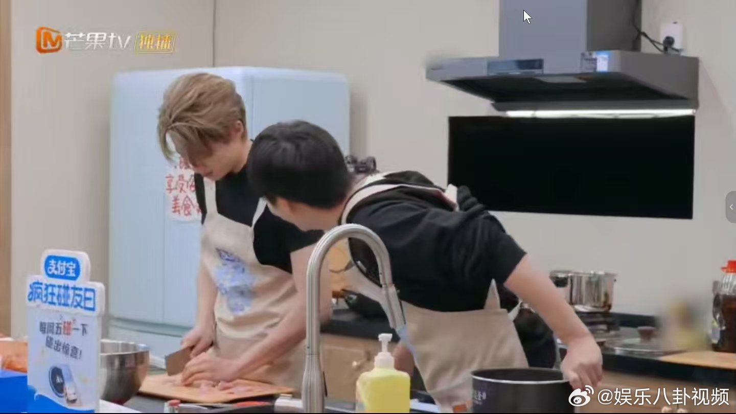 王鹤棣蛐蛐人被撞个正着王鹤棣人怎么能捅这么尬的娄子谁被这段笑晕！王鹤棣自信放话