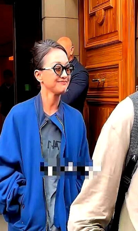 白发上热搜那天，周迅把修图键按死。她让品牌把磨皮拉到零，颈纹、白发、毛孔全留