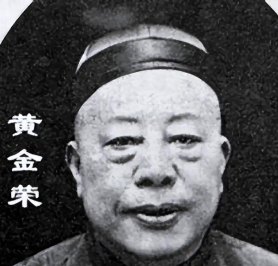 一天深夜，黄金荣的儿媳妇李志清偷偷跑进公公房间，李志清脱掉身上的衣服，小心翼翼的