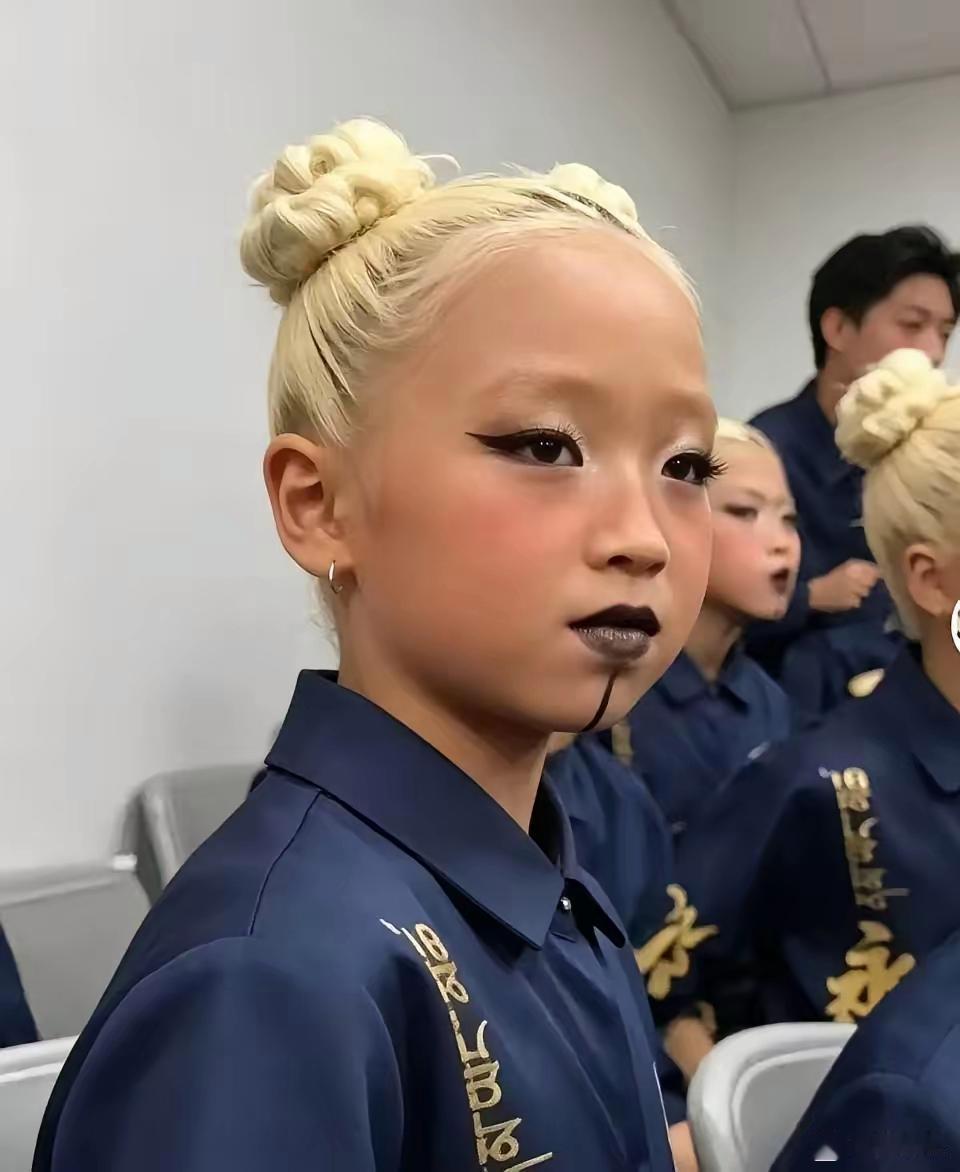 为了演出，把孩子霍霍成这样，合适吗上海某培训机构组织孩子舞蹈比赛，一群五六岁的孩