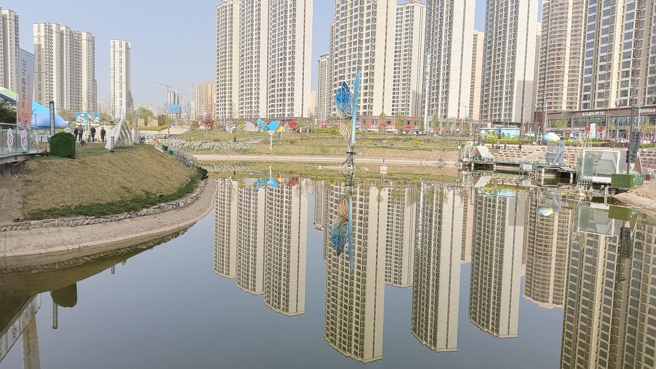 晒图大赛公园倒影，山水一色，高楼湖波。