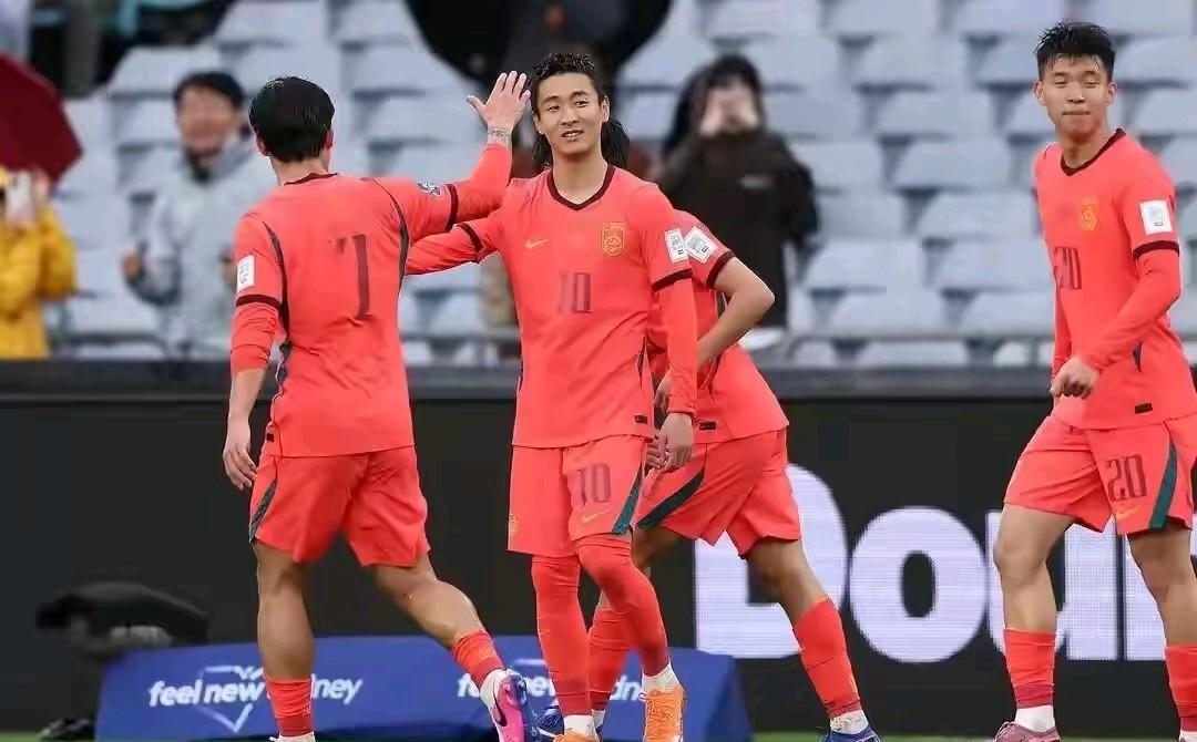 看《体坛周报》老马专访国脚韦世豪，这搞笑水平真高：第一个问题：上一场2：0赢