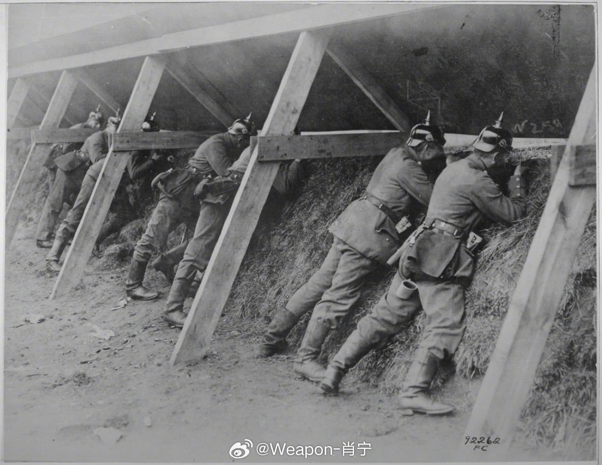 照片中的历史在比利时边境，德军士兵在坚固的战壕中瞄准敌人。