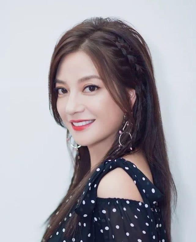 当年红遍全国的赵薇，为何一夜之间彻底消失？导火索是万家文化资本案。当年赵薇夫妇