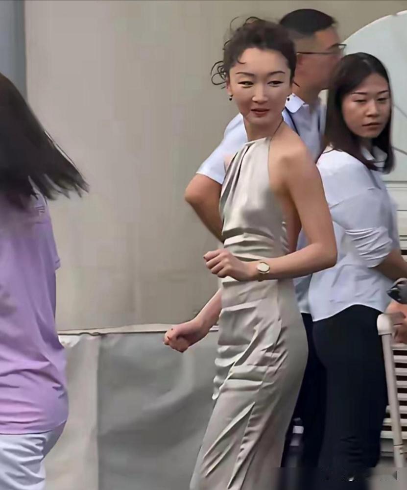 周冬雨，不光人长的好。周冬雨最近要演双胞胎了！一个清冷淡漠的法医，一个炽