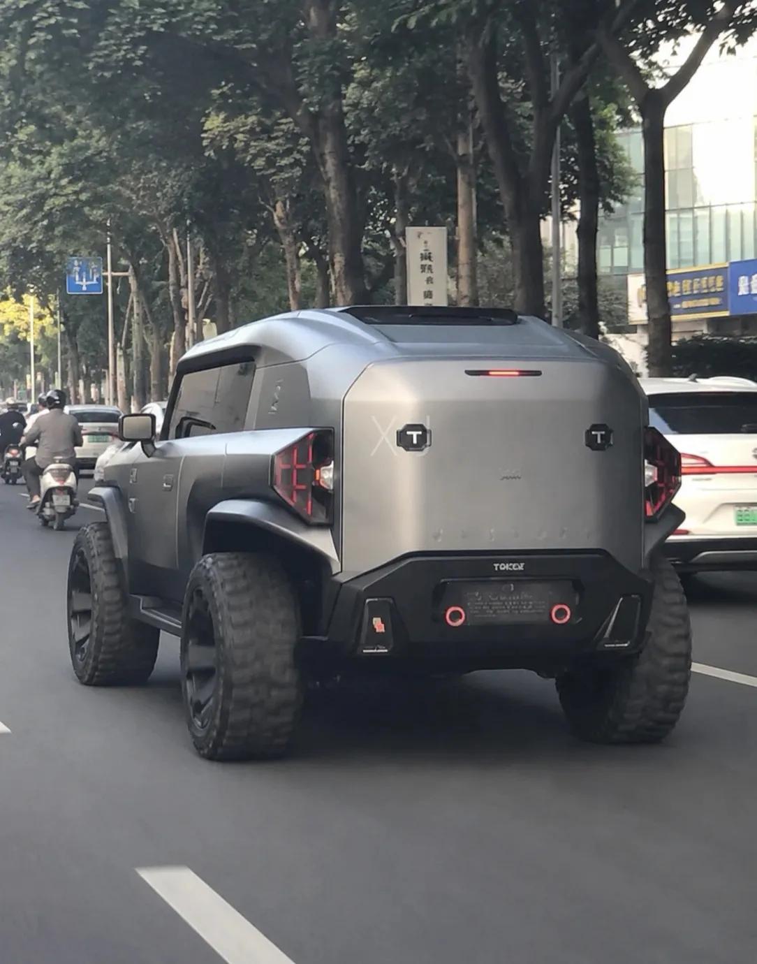 谁认识这辆吉普车是什么牌子的？