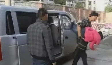 “人贩抢我儿子，凭啥判我刑！”2023年，广东人贩子持刀抢人，父亲竭力救下儿子，