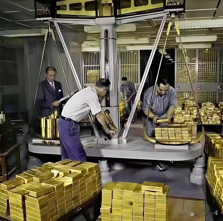 纽约美联储黄金仓库里的黄金太多了，全是一垛一垛的金砖，每块金砖的个头儿也不小，感